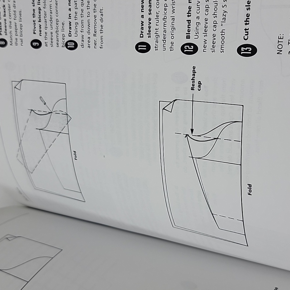 The Art Of Fashion Draping 2nd Edition Connie Amaden-Crawford - Picture 5 of 6